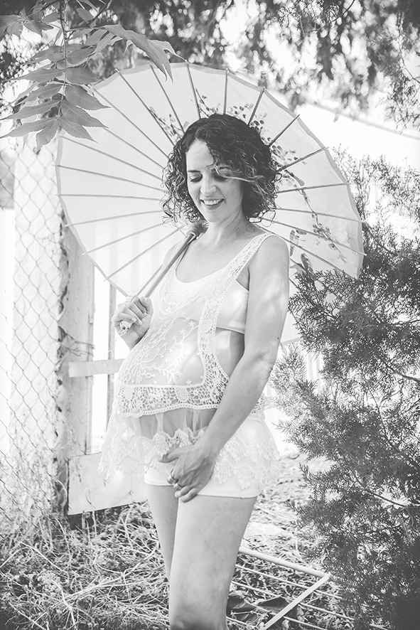 צילום הריון בטבע כפר מעש שחור לבן