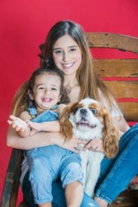 צילומי משפחה עם כלב רקע אדום בסטודיו