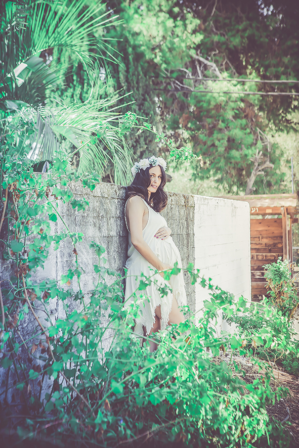 אשה בהריון צילומים טבעיים בכפר