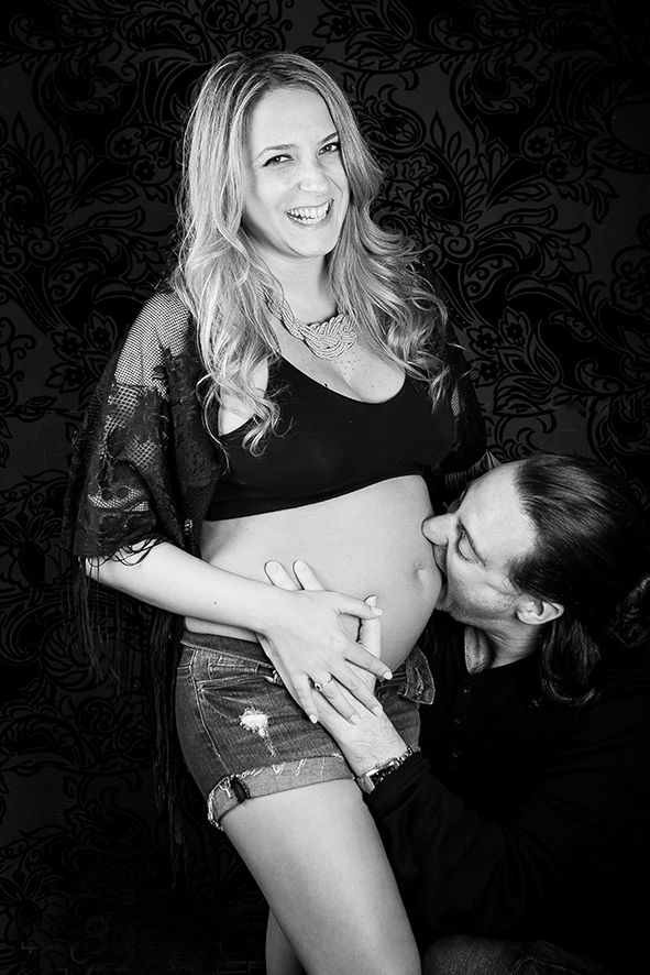 צילומי הריון בשחור לבן רקע שחור