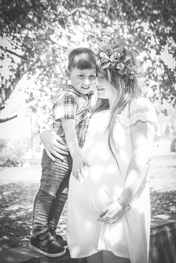 אמא וילד בצילומי הריון בטבע שחור לבן