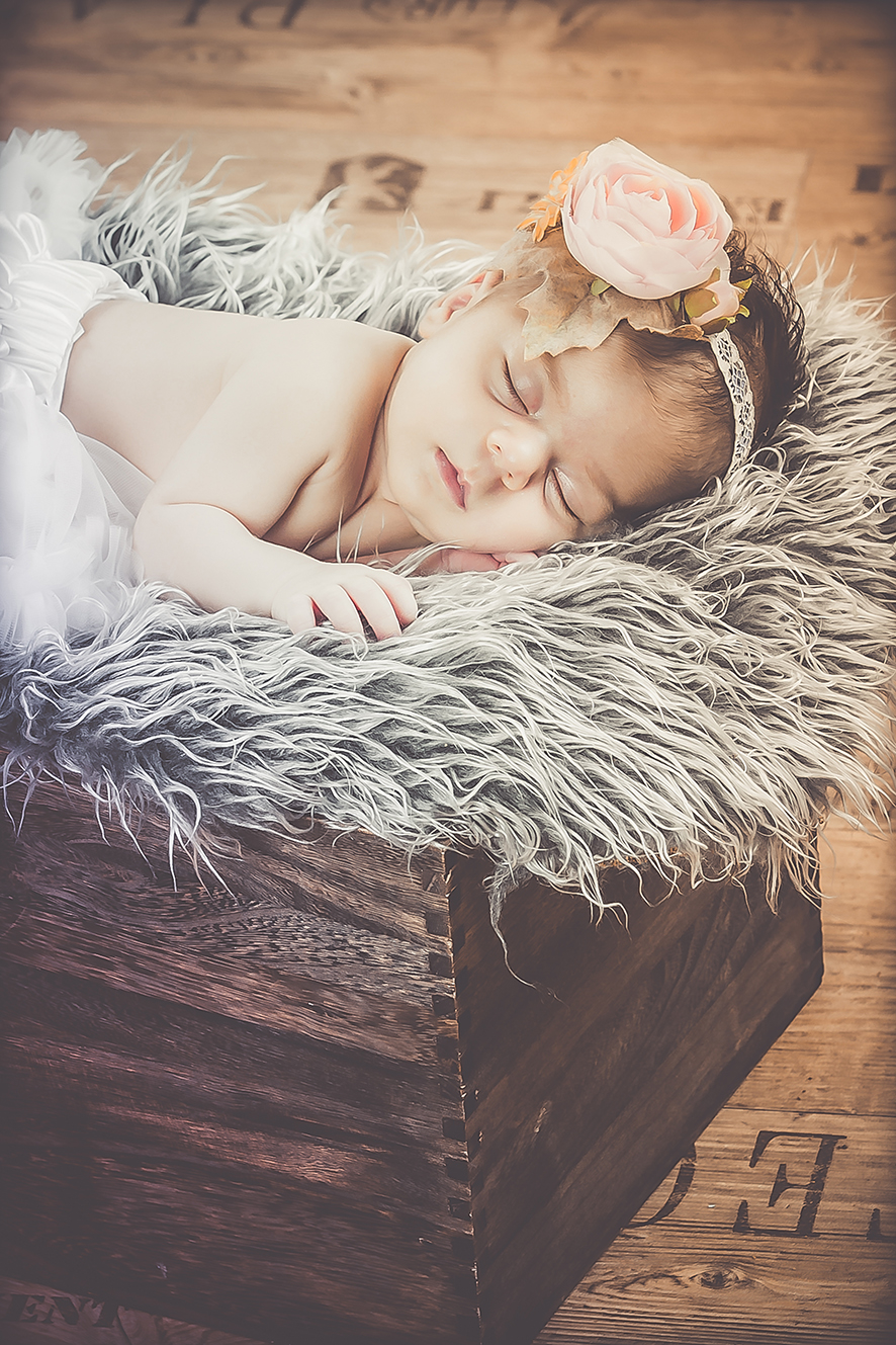 תינוקת ניו בורן בתוך קופסא