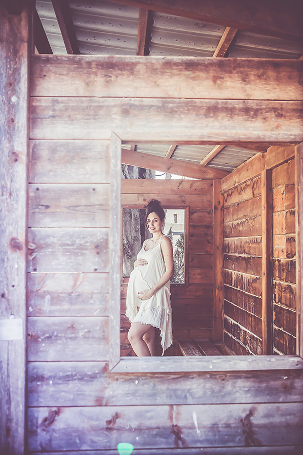 צילומי הריון בתחנת אוטובוס בכפר