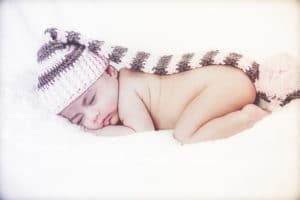 תינוקת ישנה על רקע לבן