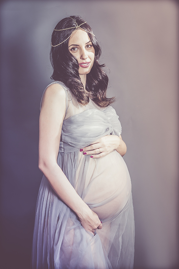 צילומי הריון בסטודיו שמלה אפורה