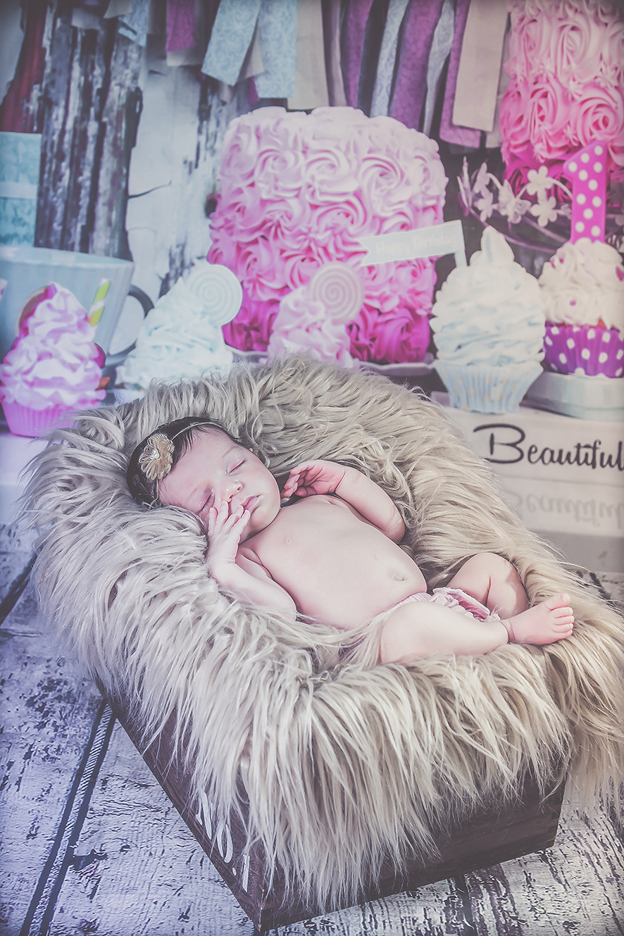 צילום תינוקת בתוך קופסא