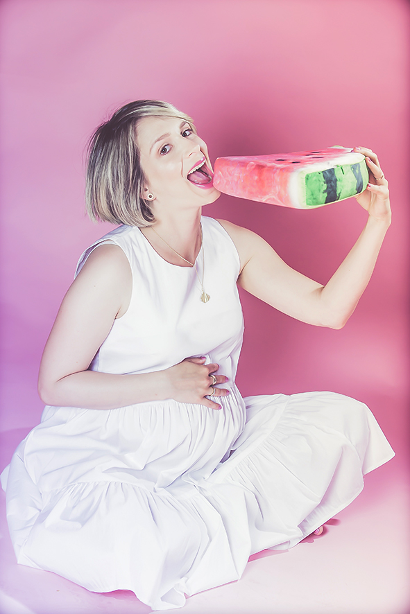 אשה בהריון אוכלת אבטיח