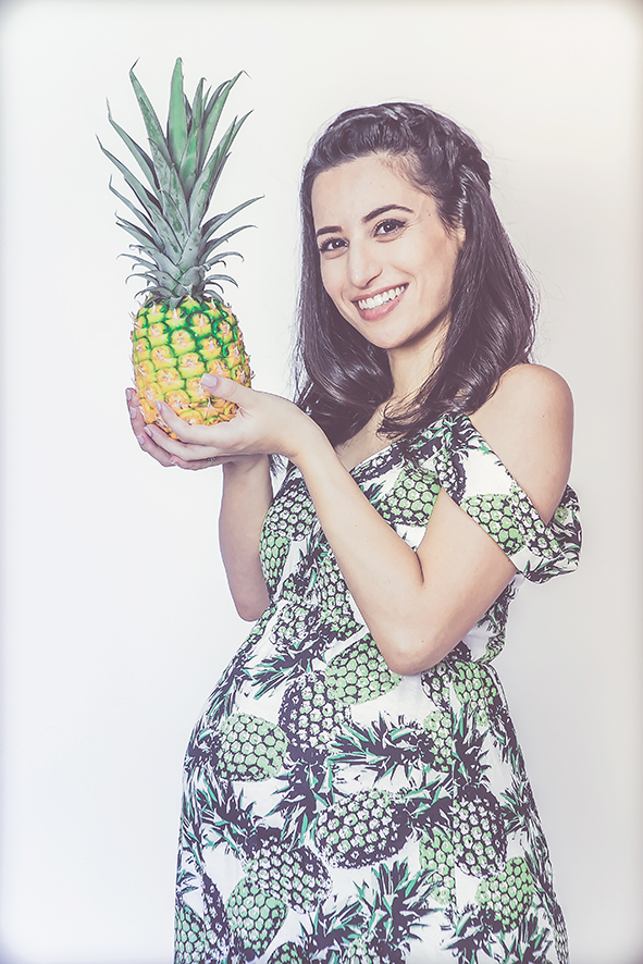 צילומי הריון עם אננס רקע לבן