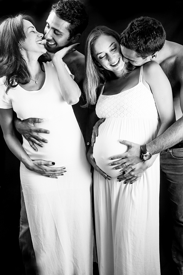 צילומי הריון רקע שחור בסטודיו