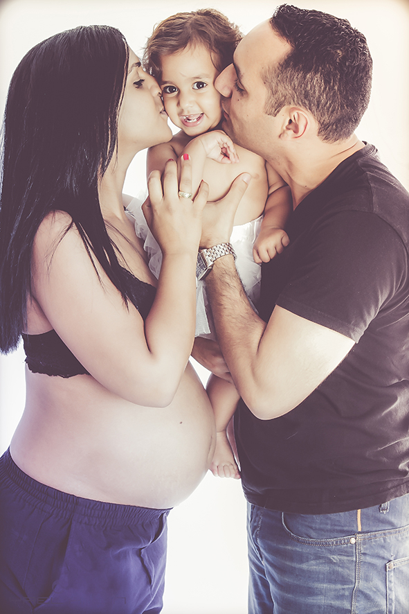 צילום הריון משפחתי ברקע לבן