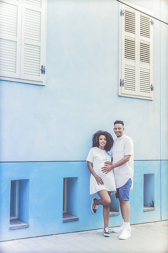 צילומי הריון רקע כחול בתל אביב