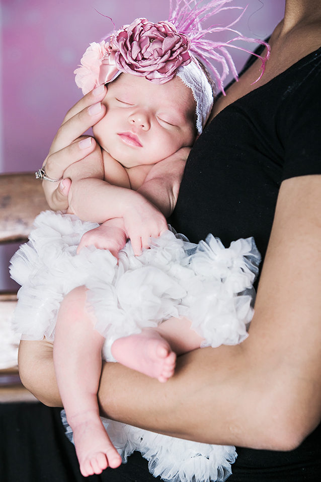 תינוקת רקע ורוד