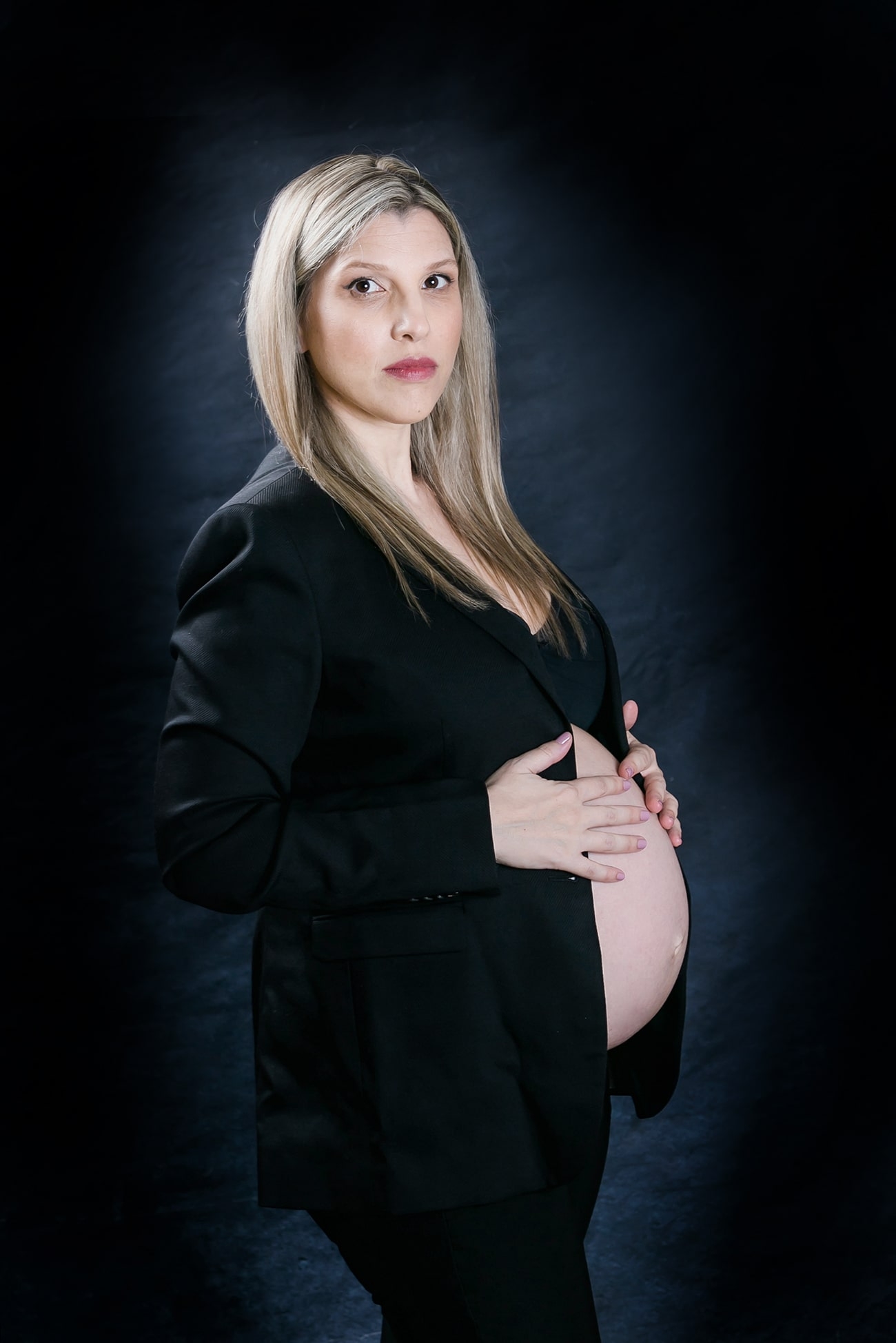 צילומי הריון אשה בסטודיו