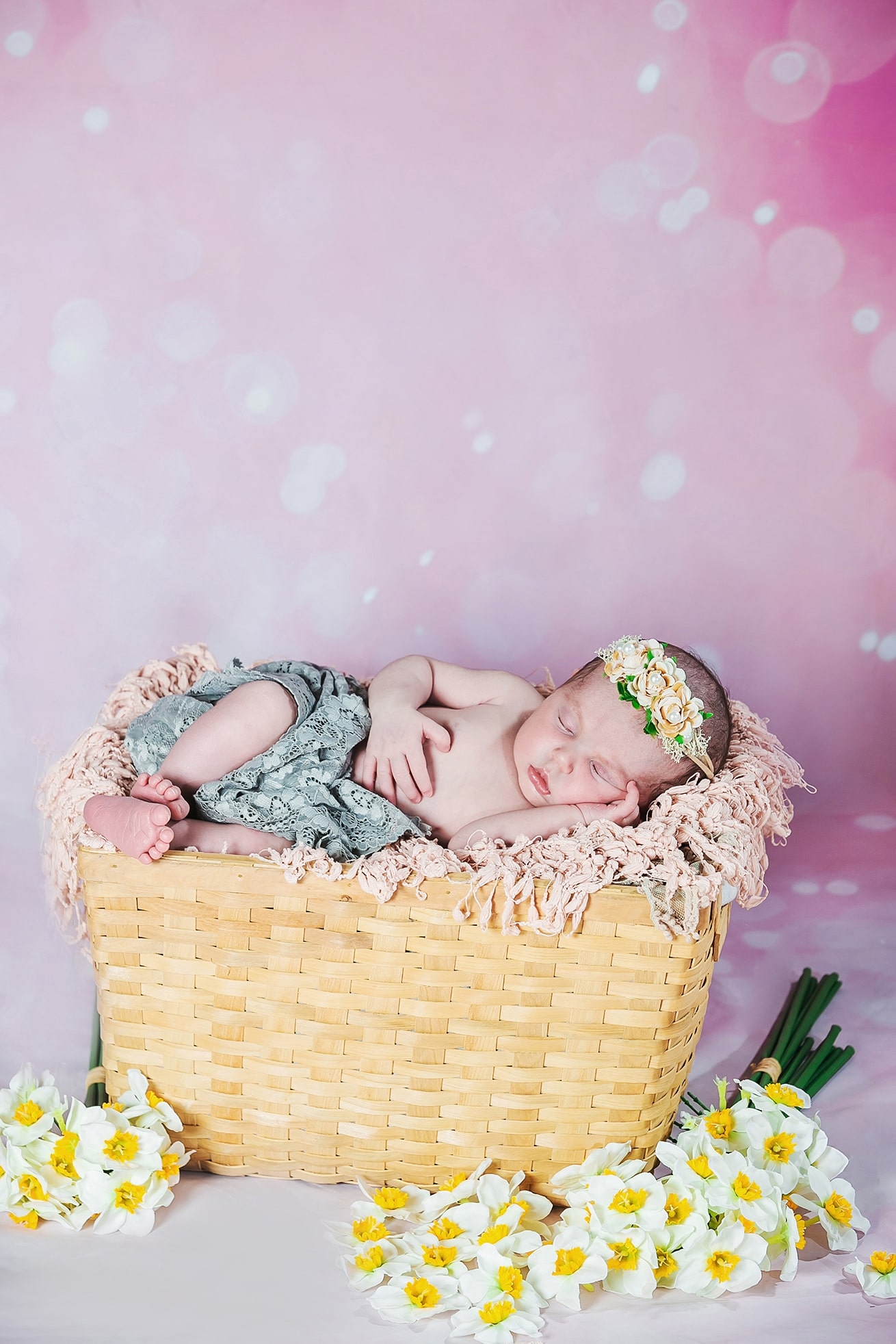 צילומי ניו בורן תינוקת רקע ורוד