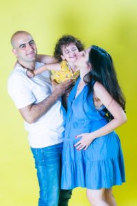 צילומי משפחה בסטודיו ברקע צהוב